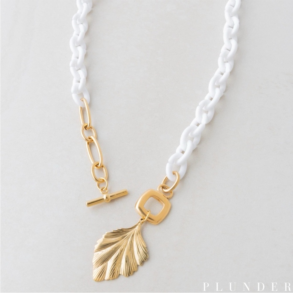 Talia necklace by Plunder. White chain link w/gold chain leaf pendant New in box - Picture 6 of 7